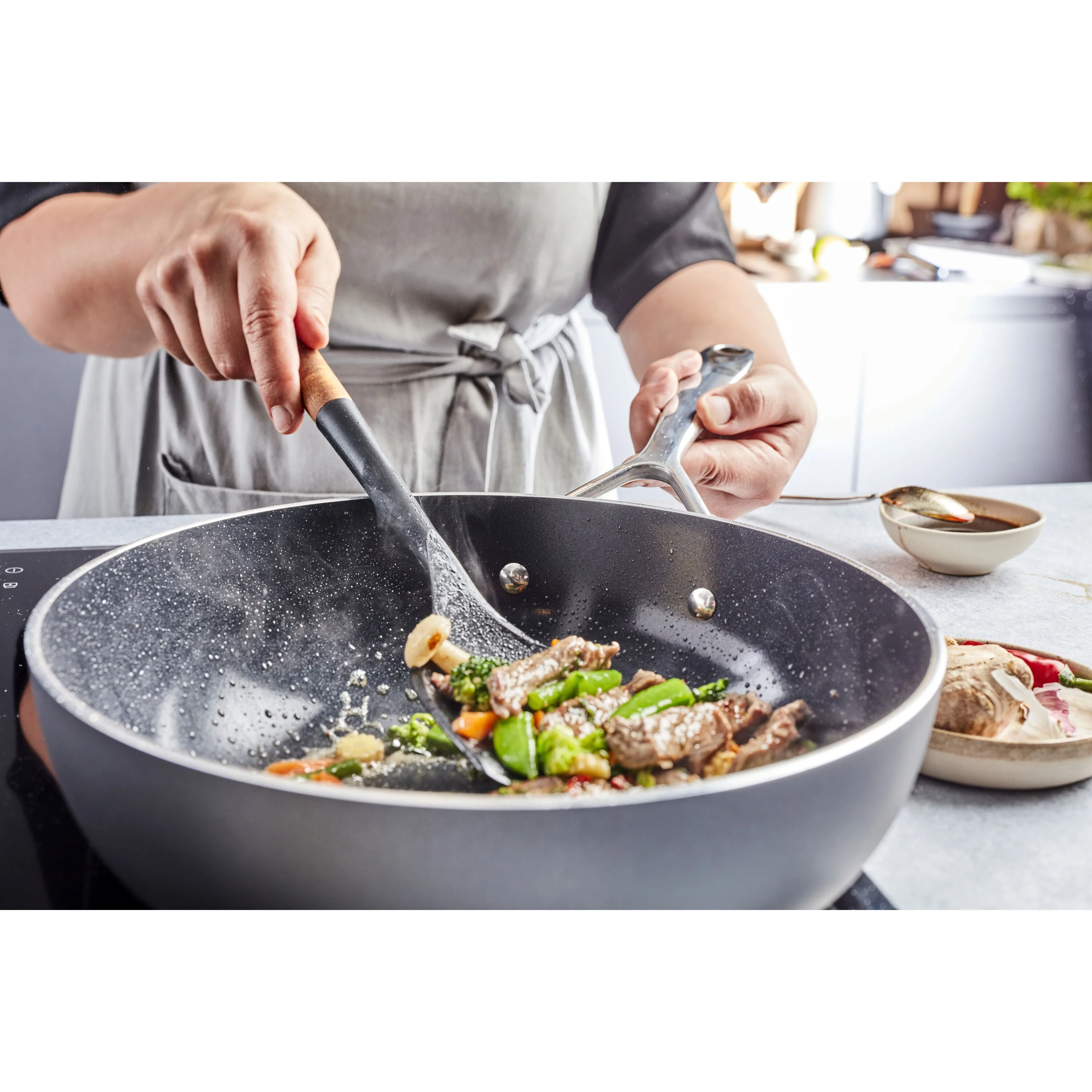 Alu Plus 3 Ceramic, Wok vlakke bodem Ceraforce 28 cm, large 8