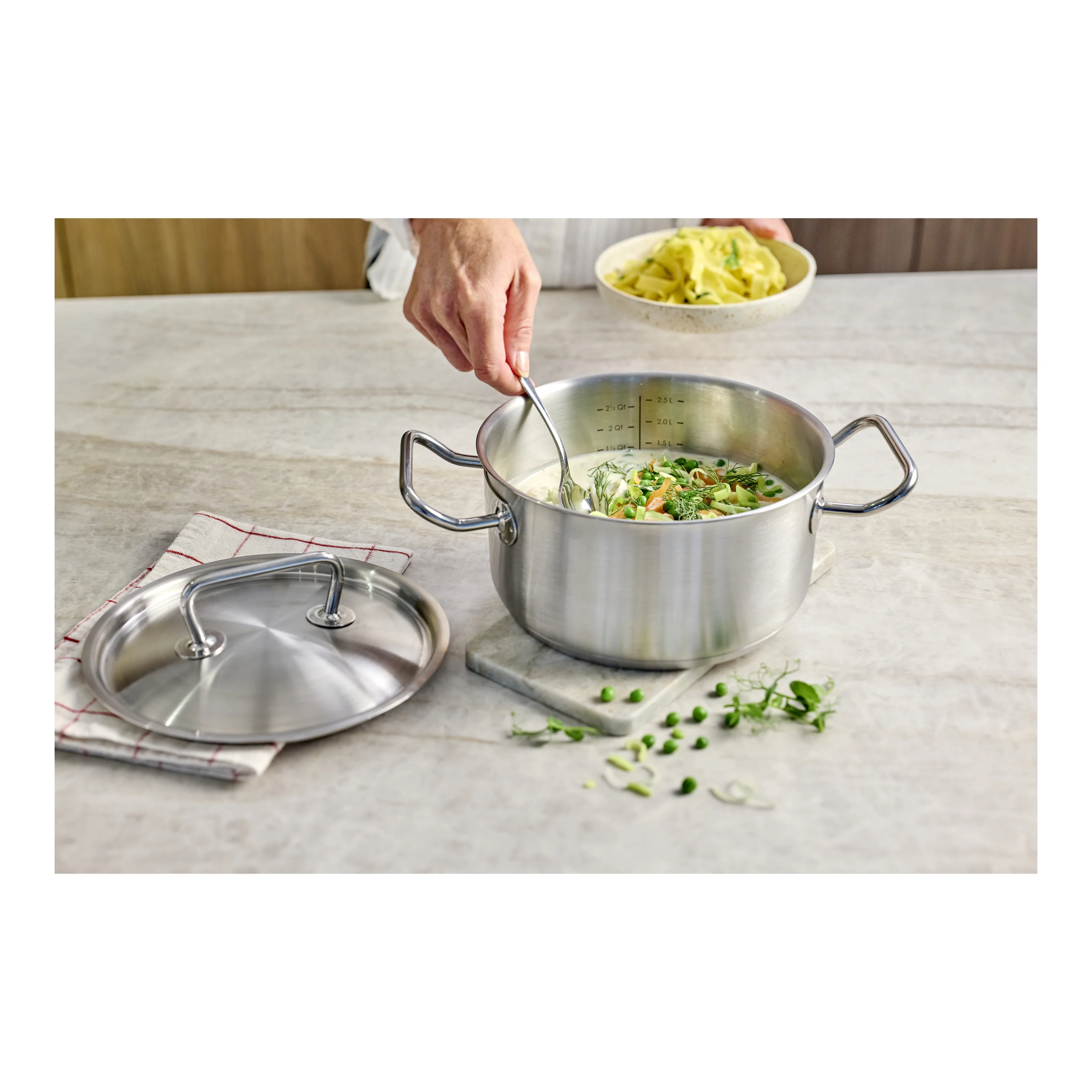 Classic Pro 3, Kookpan met deksel 18 cm / 2 l, large 8